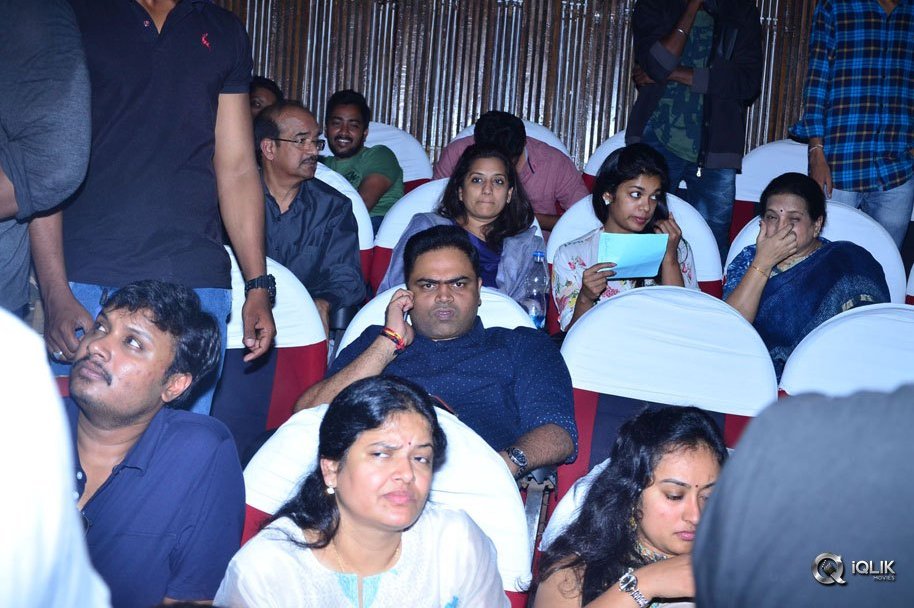 Duvvada-Jagannadham-Movie-Team-at-Sandhya-35MM-RTC-X-Roads
